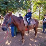 Aluno da Educação Infantil monta a cavalo na visita ao Sítio São José