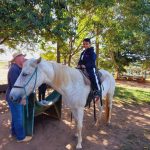 Aluno da Educação Infantil monta a cavalo na visita ao Sítio São José