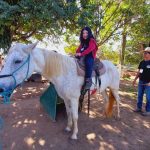 Aluno da Educação Infantil monta a cavalo na visita ao Sítio São José