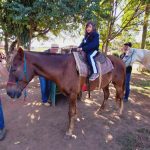 Aluno da Educação Infantil monta a cavalo na visita ao Sítio São José