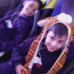 Alunos no ônibus durante a viagem ao Sítio São José