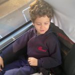 Alunos no ônibus durante a viagem ao Sítio São José