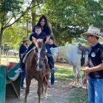 Aluno da Educação Infantil monta a cavalo na visita ao Sítio São José