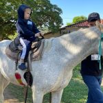 Aluno da Educação Infantil monta a cavalo na visita ao Sítio São José