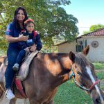 Aluno da Educação Infantil monta a cavalo na visita ao Sítio São José