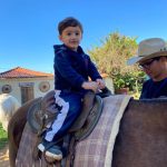 Aluno da Educação Infantil monta a cavalo na visita ao Sítio São José