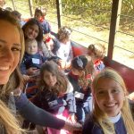 Alunos e educadoras posam para foto no Sítio São José