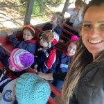 Alunos e educadoras posam para foto no Sítio São José