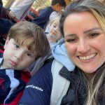 Alunos e educadoras posam para foto no Sítio São José