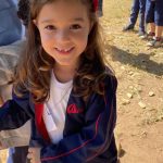Alunos e educadoras posam para foto no Sítio São José