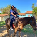 Aluno da Educação Infantil monta a cavalo na visita ao Sítio São José