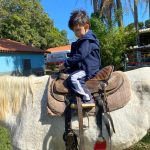 Aluno da Educação Infantil monta a cavalo na visita ao Sítio São José
