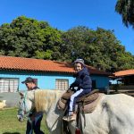 Aluno da Educação Infantil monta a cavalo na visita ao Sítio São José