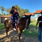 Alunos e educadoras posam para foto no Sítio São José
