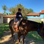 Aluno da Educação Infantil monta a cavalo na visita ao Sítio São José