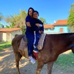 Aluno da Educação Infantil monta a cavalo na visita ao Sítio São José
