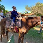 Aluno da Educação Infantil monta a cavalo na visita ao Sítio São José