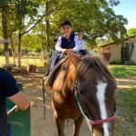 Aluno da Educação Infantil monta a cavalo na visita ao Sítio São José