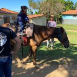 Aluno da Educação Infantil monta a cavalo na visita ao Sítio São José