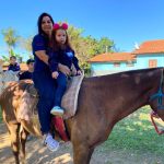 Aluno da Educação Infantil monta a cavalo na visita ao Sítio São José