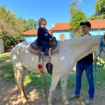 Aluno da Educação Infantil monta a cavalo na visita ao Sítio São José