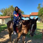 Aluno da Educação Infantil monta a cavalo na visita ao Sítio São José