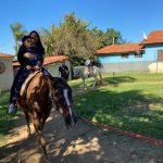 Aluno da Educação Infantil monta a cavalo na visita ao Sítio São José