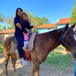 Aluno da Educação Infantil monta a cavalo na visita ao Sítio São José