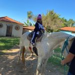 Aluno da Educação Infantil monta a cavalo na visita ao Sítio São José