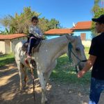 Aluno da Educação Infantil monta a cavalo na visita ao Sítio São José