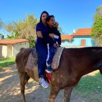 Aluno da Educação Infantil monta a cavalo na visita ao Sítio São José