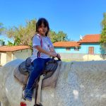 Aluno da Educação Infantil monta a cavalo na visita ao Sítio São José