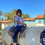 Aluno da Educação Infantil monta a cavalo na visita ao Sítio São José