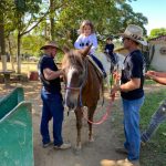 Aluno da Educação Infantil monta a cavalo na visita ao Sítio São José
