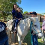 Aluno da Educação Infantil monta a cavalo na visita ao Sítio São José
