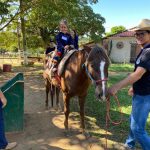 Aluno da Educação Infantil monta a cavalo na visita ao Sítio São José