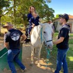 Aluno da Educação Infantil monta a cavalo na visita ao Sítio São José
