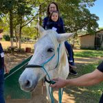 Aluno da Educação Infantil monta a cavalo na visita ao Sítio São José