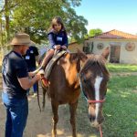 Aluno da Educação Infantil monta a cavalo na visita ao Sítio São José