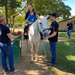 Aluno da Educação Infantil monta a cavalo na visita ao Sítio São José