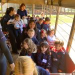 Alunos no passeio de trenzinho pelo Sítio São José