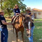 Aluno da Educação Infantil monta a cavalo na visita ao Sítio São José