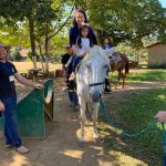 Aluno da Educação Infantil monta a cavalo na visita ao Sítio São José