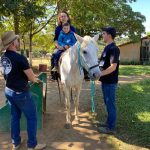 Aluno da Educação Infantil monta a cavalo na visita ao Sítio São José