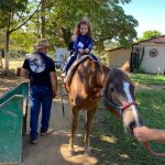 Aluno da Educação Infantil monta a cavalo na visita ao Sítio São José