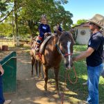 Aluno da Educação Infantil monta a cavalo na visita ao Sítio São José