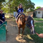 Aluno da Educação Infantil monta a cavalo na visita ao Sítio São José