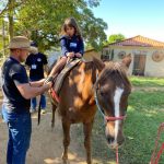 Aluno da Educação Infantil monta a cavalo na visita ao Sítio São José