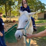 Aluno da Educação Infantil monta a cavalo na visita ao Sítio São José