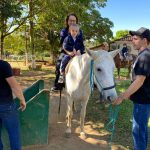 Aluno da Educação Infantil monta a cavalo na visita ao Sítio São José